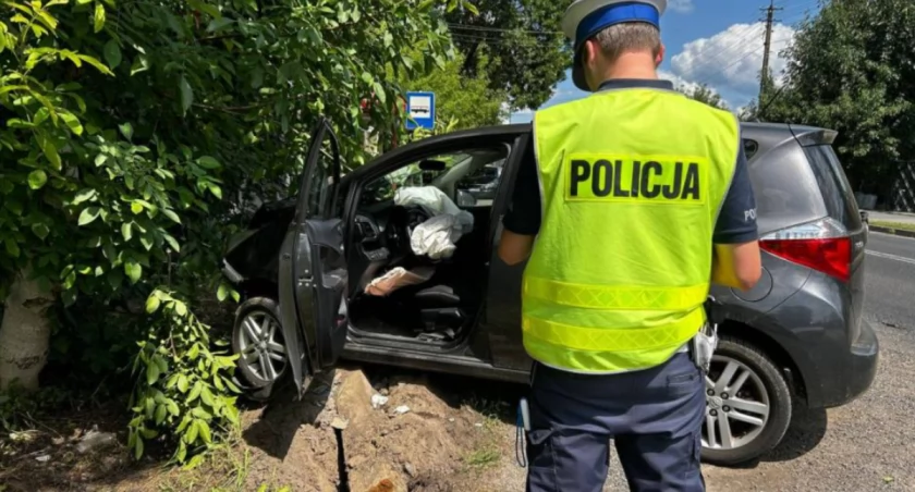Auto uderzyło w słup - 66-latek zasłabł za kierownicą 