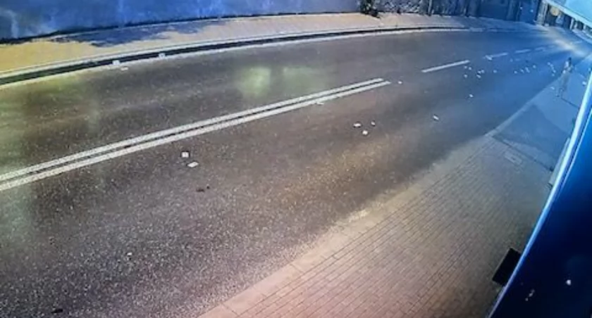 Zostawił portfel na dachu auta - wypadły z niego banknoty i dokumenty 
