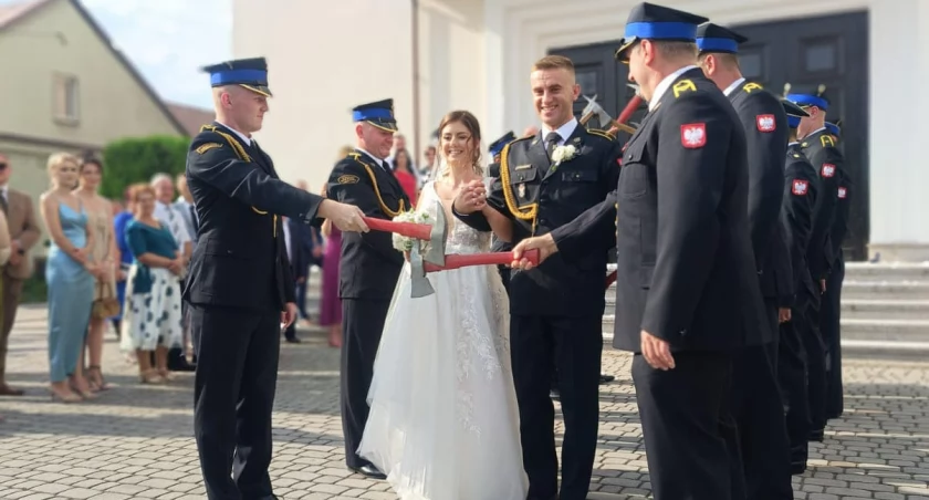 Strażak z Pajęczna zmienił stan cywilny - koledzy przygotowali szpaler! 