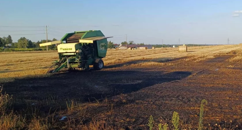 Pożar podczas prac na polu - zapaliła się prasa do słomy