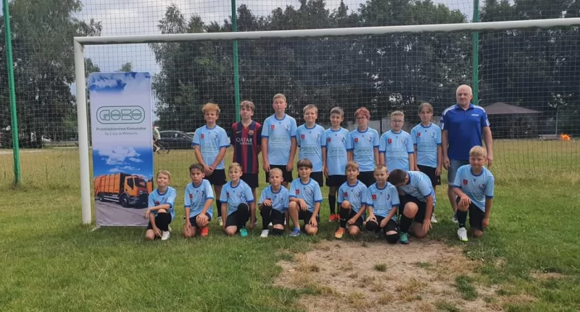 Emocje i wspólna zabawa na zakończenie sezonu: Drużyna juniorska LKS Masłowice kontra rodzice