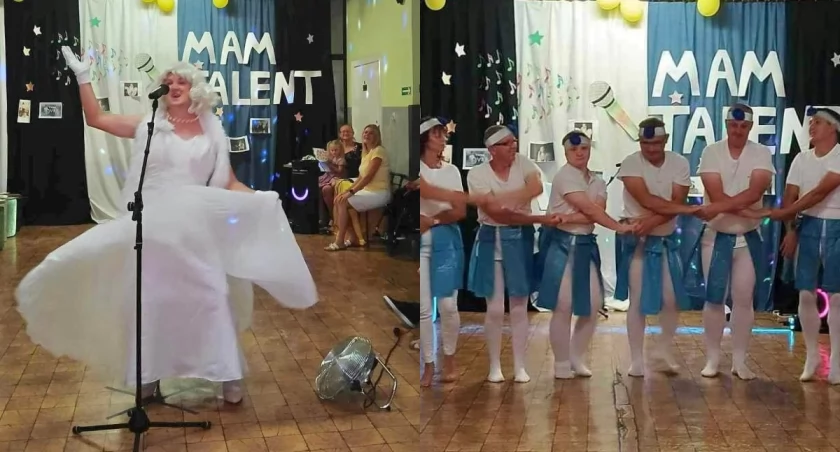 Wyjątkowa gala talentów - jak zaprezentowali się członkowie Środowiskowego Domu Samopomocy w Mokrsku?