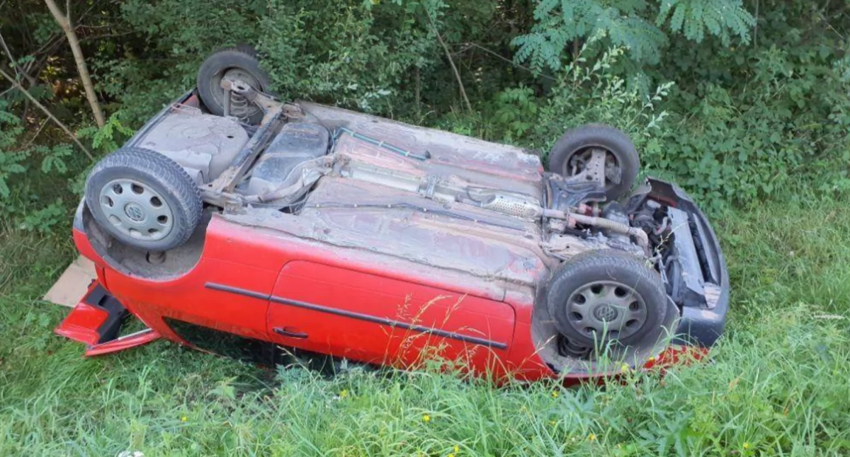 Dachowanie volkswagena - kierowca był pijany