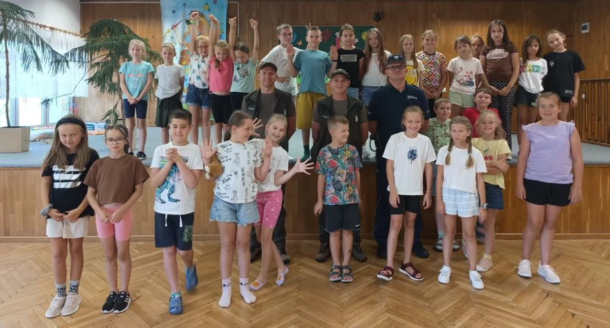 Bezpieczne wakacje - profilaktyczne spotkanie dzieci z policją i leśnikami 