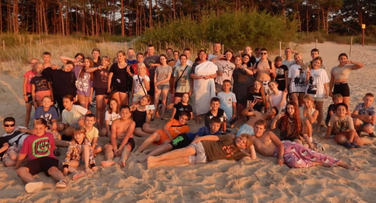 Wakacje w pełni - grupa dzieci i młodzieży z Sulmierzyc wypoczywała nad polskim morzem