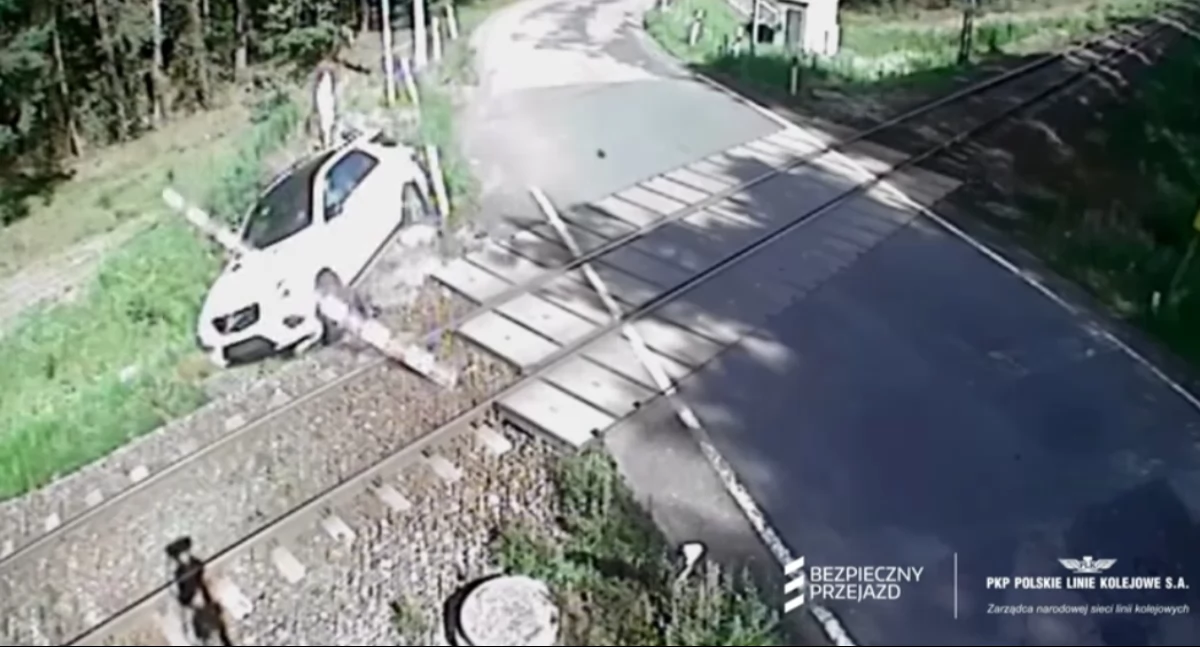 O krok od tragedii na przejeździe kolejowym - kierowca z pełnym impetem wjechał w rogatki 
