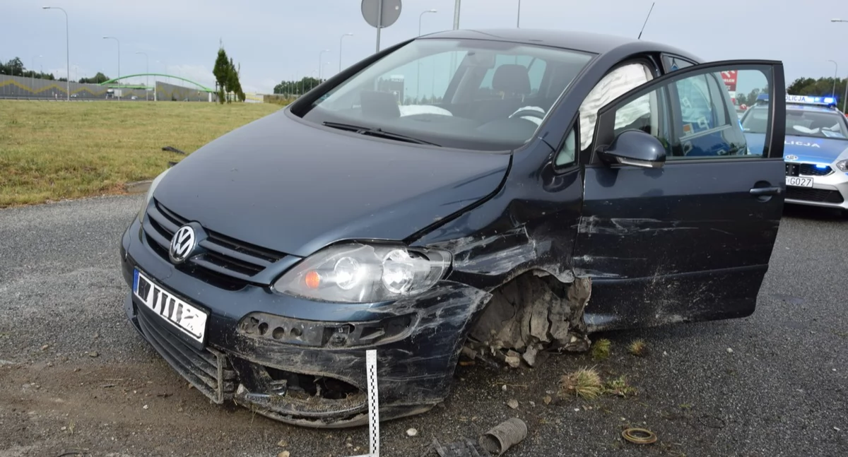 Wypadek na S8 - volkswagen uderzył w bariery 