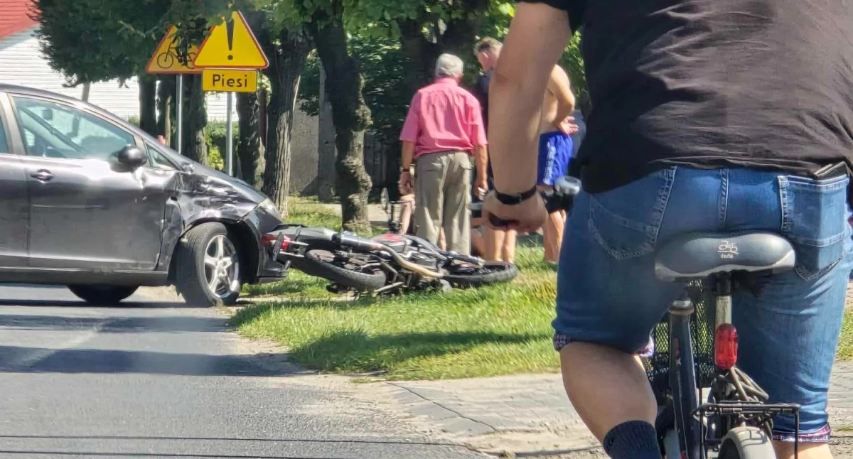 Wypadek w Lututowie: 18-letni motocyklista ranny po zderzeniu z samochodem na ul. Złoczewskiej
