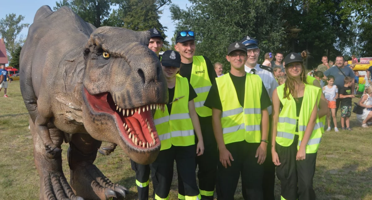 Na dożynki do Chotowa przyjechał nawet dinozaur 