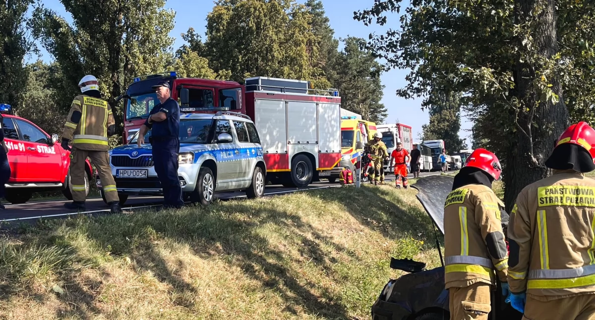 Zderzenie trzech aut na drodze wojewódzkiej. Dwie osoby trafiły do szpitala