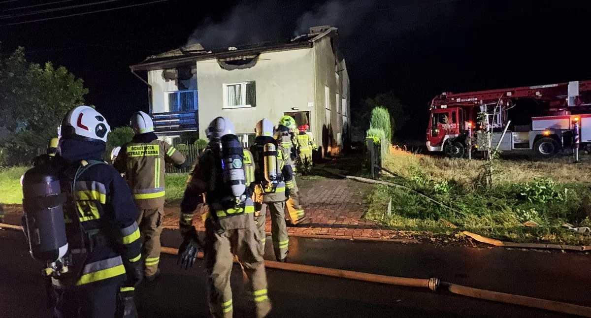 Pożar domu w Mokrsku: trwa akcja gaśnicza, na miejscu kilkanaście jednostek straży