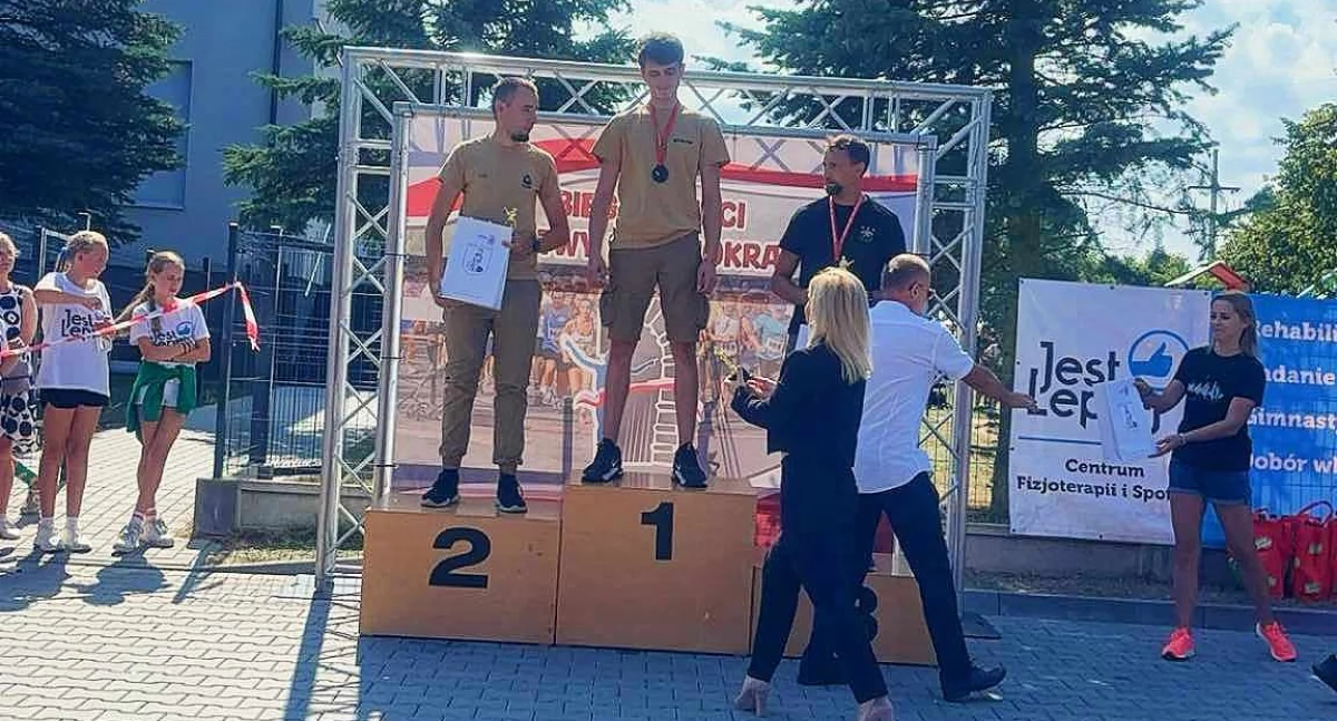 Kamil Rychlewski wygrywa premierowy Bieg Strażaka podczas Biegu Pamięci pod Mokrą
