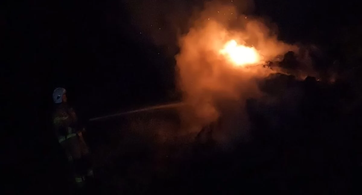 Pożar śmieci na cmentarzu parafialnym - strażacy szybko ugasili ogień