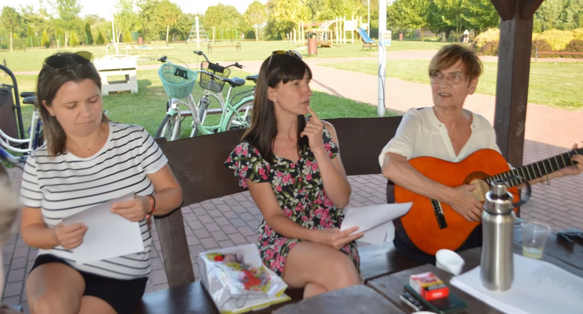 W altanie w Czarnożyłach - lemoniada, gitara i śpiew