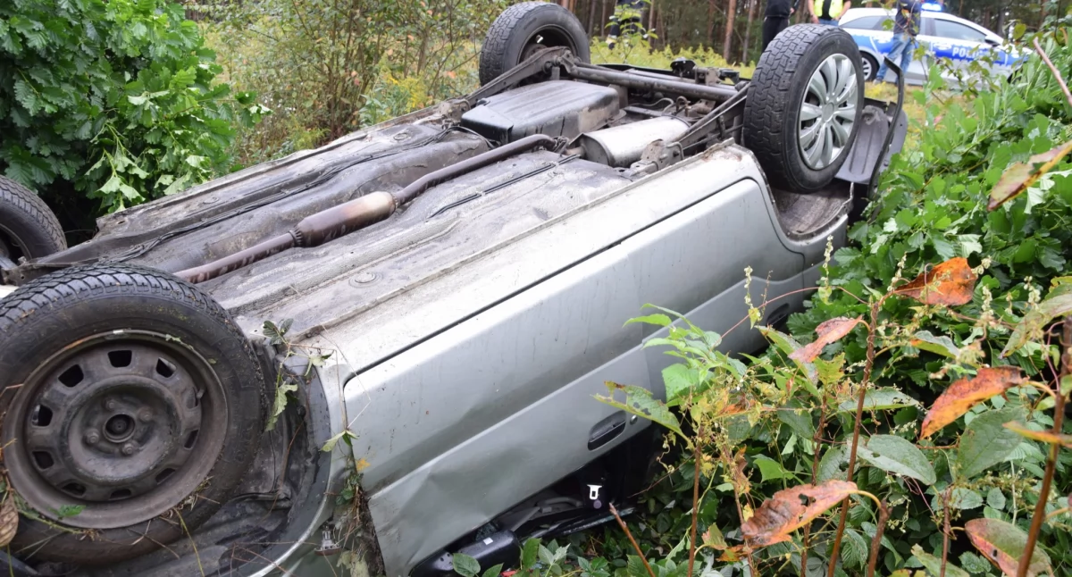 Groźny wypadek w Ważnych Młynach. Dachowało suzuki 
