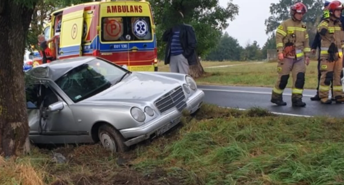 76-latek pędził swoim mercedesem - podróż zakończył na drzewie