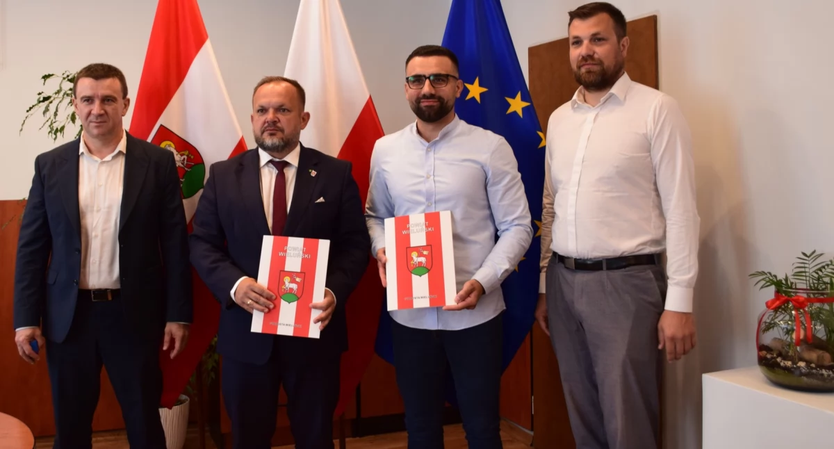Taniej i ekologiczniej - na dachach wieluńskich szkół powstaną instalacje fotowoltaiczne