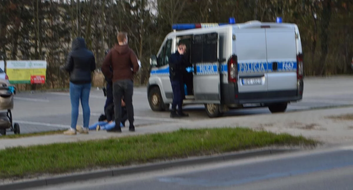Matka pijana jak bela wiozła nagie dziecko w wózku 