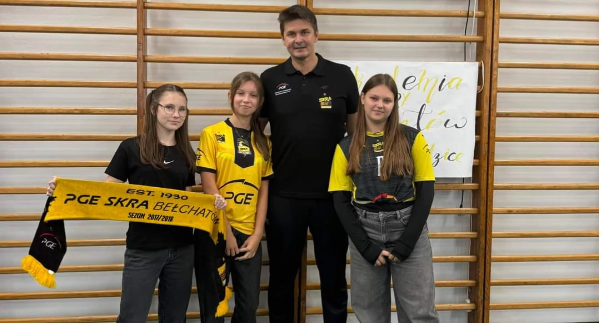 Michał Bąkiewicz z wizytą w Szkole Podstawowej imienia Władysława Bełzy – inspirujące spotkanie z mistrzem siatkówki