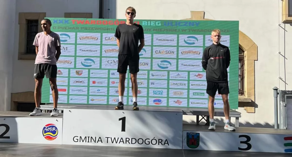 Michał Bator na podium XXX Międzynarodowego Biegu Ulicznego w Twardogórze