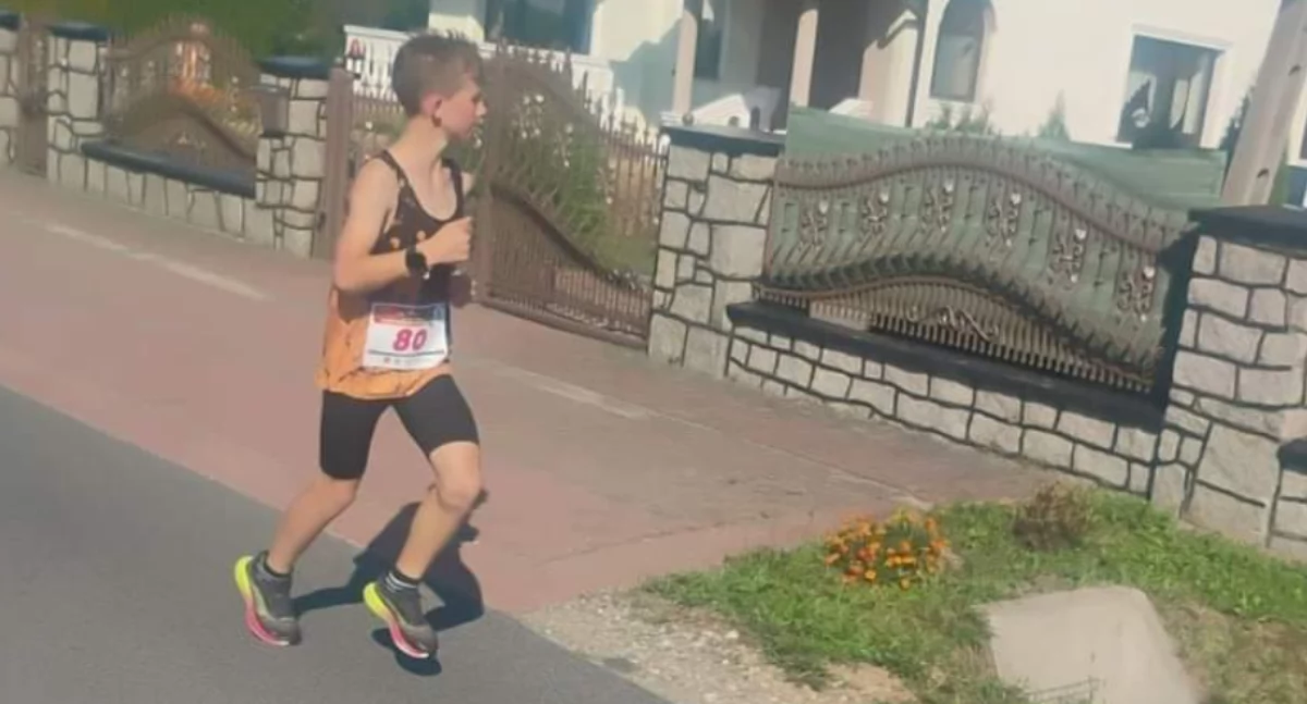 Kacper Owczarek z Wieluń Biega na podium 46. Biegu Jesiennego im. Tomasza Hopfera