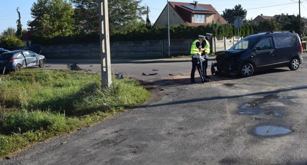 Zderzenie dwóch aut w Pajęcznie - 16-latka trafiła do szpitala