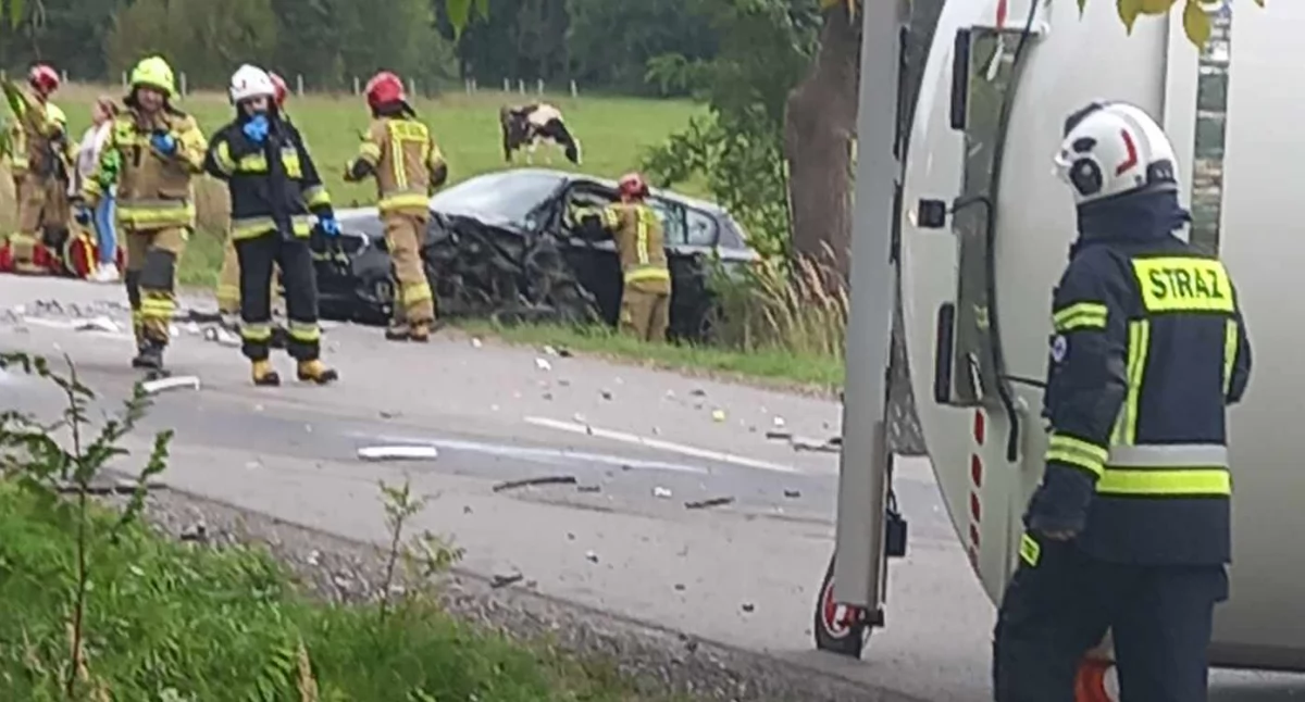 Akcja strażaków w Siemkowicach: kolizja z cysterną pełną gazu i ewakuacja mieszkańców
