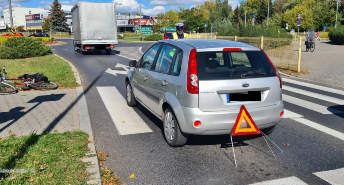 Samochód potrącił rowerzystkę - kobieta przejeżdżała przez pasy 