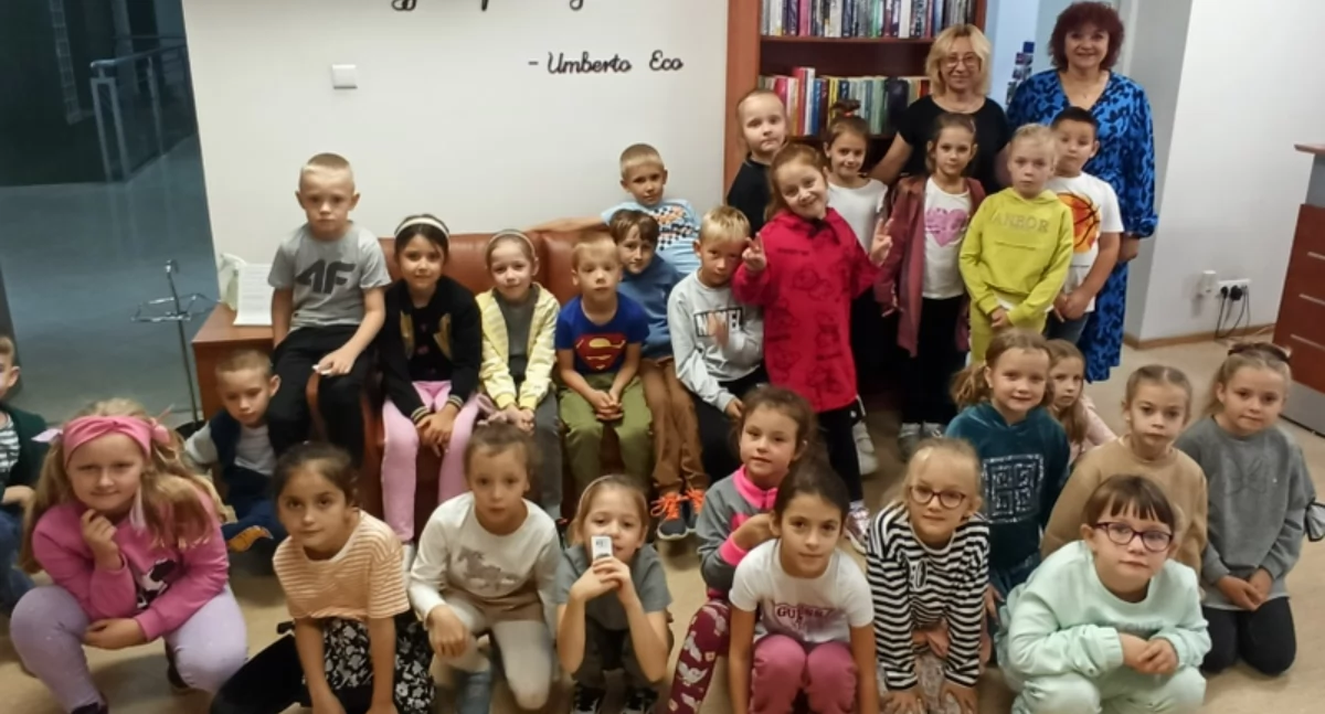 Pierwszoklasiści w bibliotece - dla wielu z nich była to pierwsza przygoda z książkami