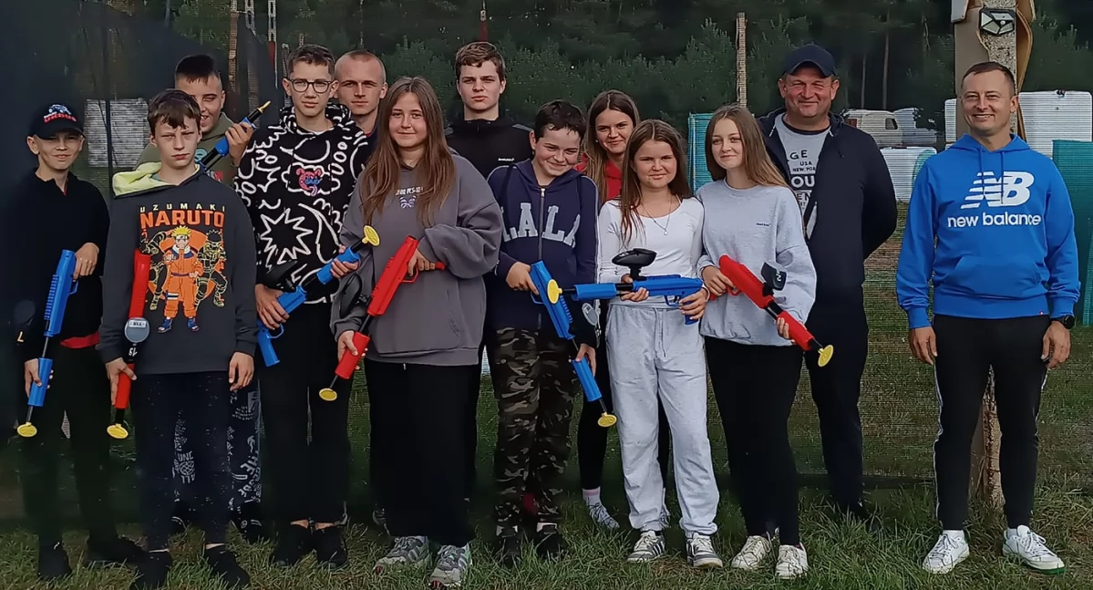 Po ciężkiej pracy czas na odpoczynek - młodzi strażacy z Rychłocic na paintballu 