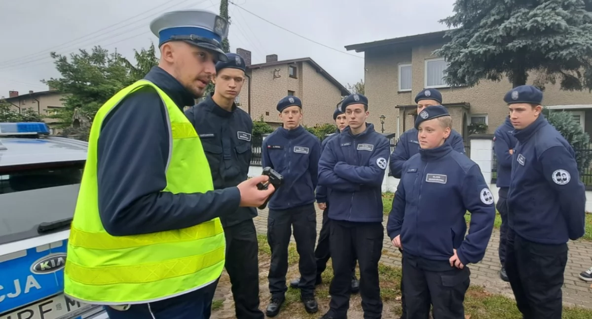 Uczniowie klasy mundurowej na lekcji z policją – kontrola drogowa w praktyce!