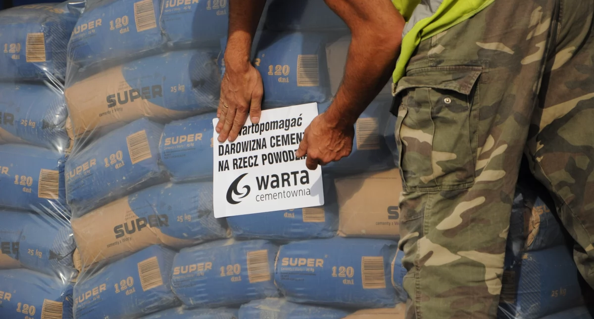 Cementownia Warta  S.A. oddała powodzianom 1000 ton cementu