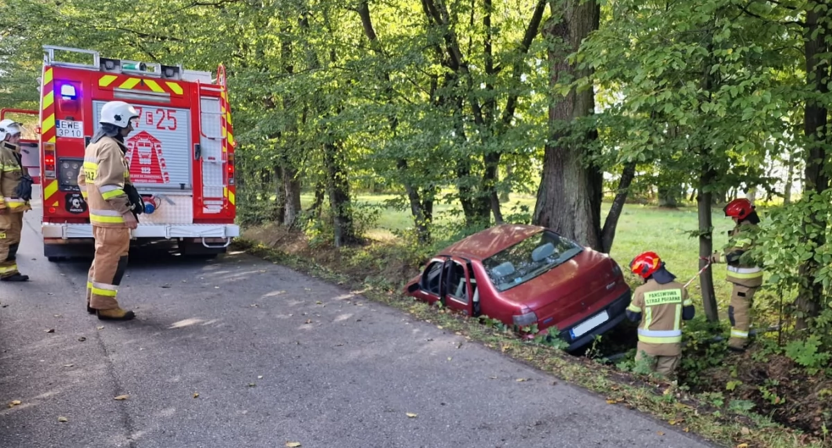Wystarczył błysk słońca: 87-latek wjechał do rowu