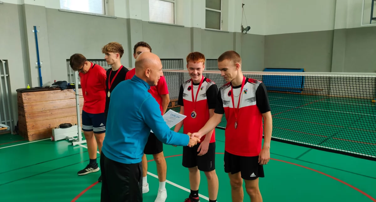 Mistrzostwa Powiatu Wieluńskiego w badmintonie 2024/25. II LO i ZS nr 1 triumfują w Licealiadzie