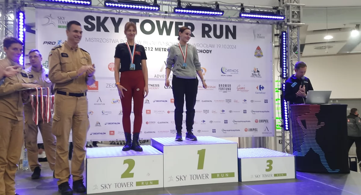 Marta Jegers z OSP Czernice na podium biegu Sky Tower 2024: „Byłam zaskoczona, kiedy poproszono mnie na podium”