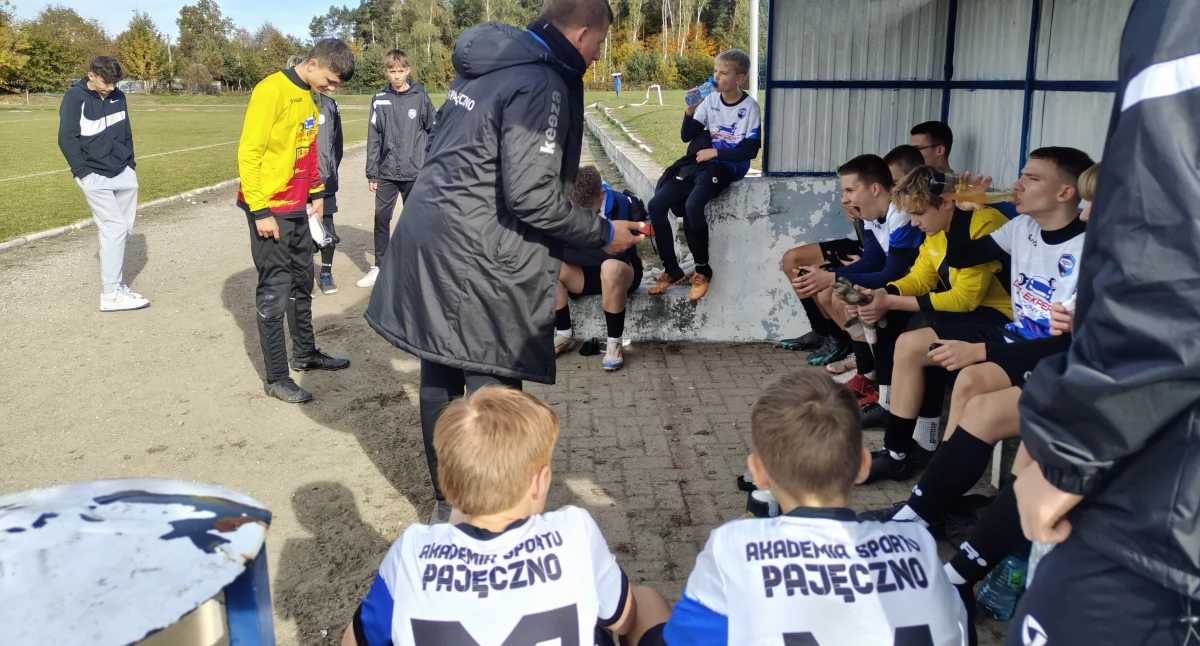 AS Pajęczno przegrywa z Pelikanem Łowicz 0:4. Mimo porażki, wciąż w walce o awans