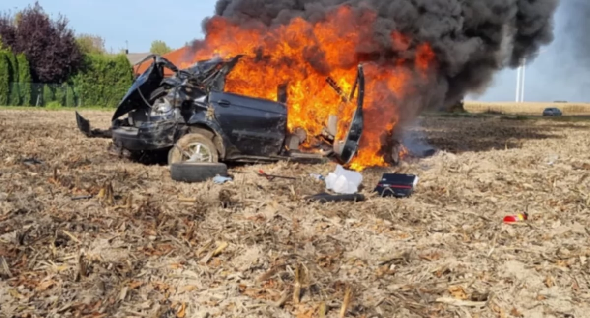 Auto wypadło z drogi i doszczętnie spłonęło! Jechało nim dwóch mężczyzn
