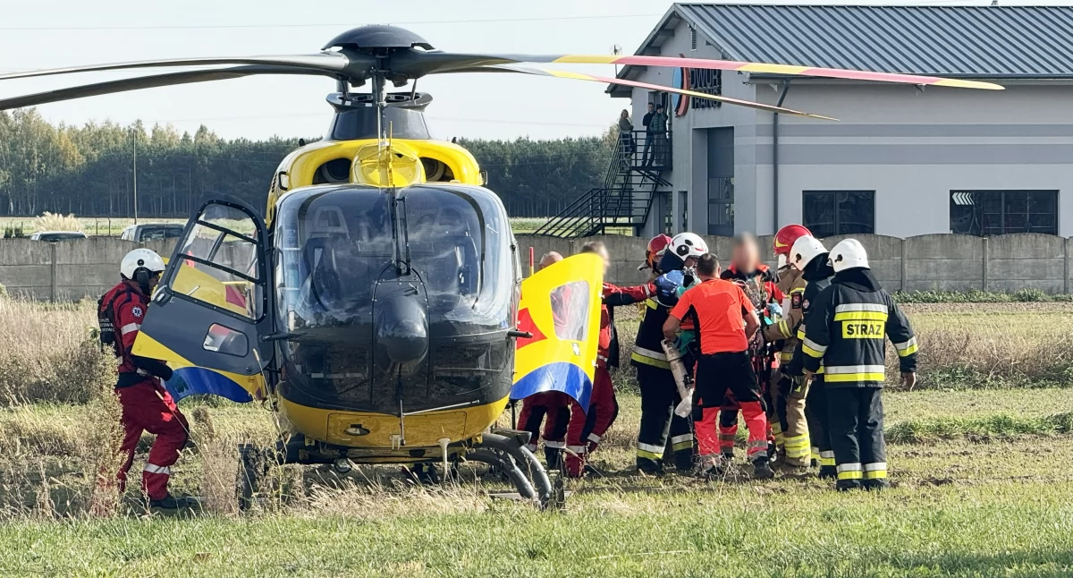 Poważny wypadek w Gwiazdałkach: motorowerzysta reanimowany, przetransportowany śmigłowcem do szpitala