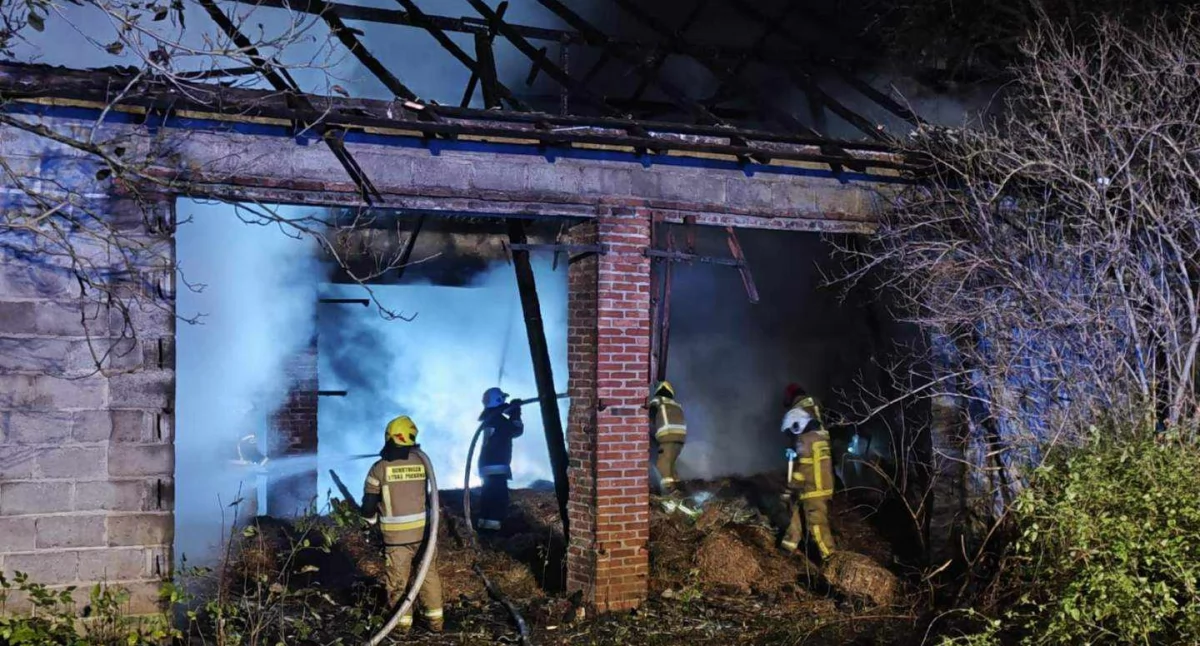 Pożar stodoły w Rychłocicach: Straty na 50 tys. zł, cztery zastępy straży w akcji