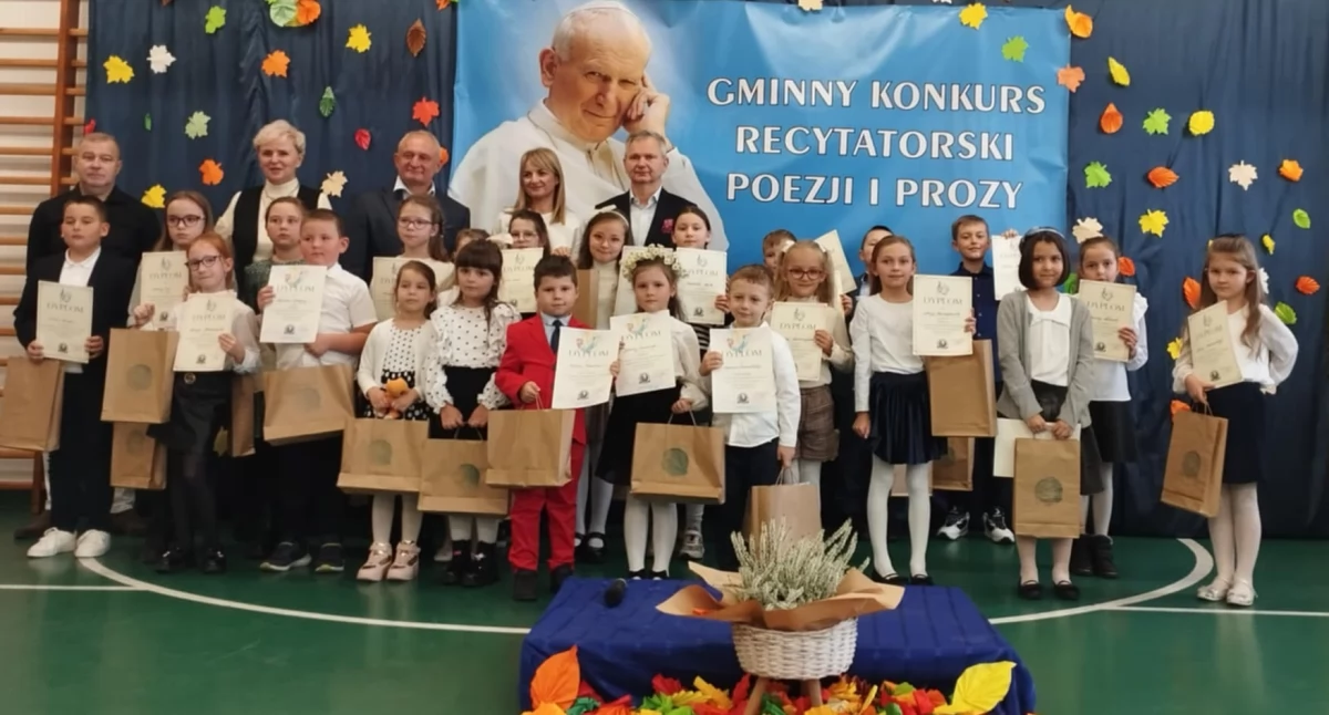 Konkurs recytatorski z twórczości Jana Pawła II - rywalizowali uczniowie z ośmiu szkół