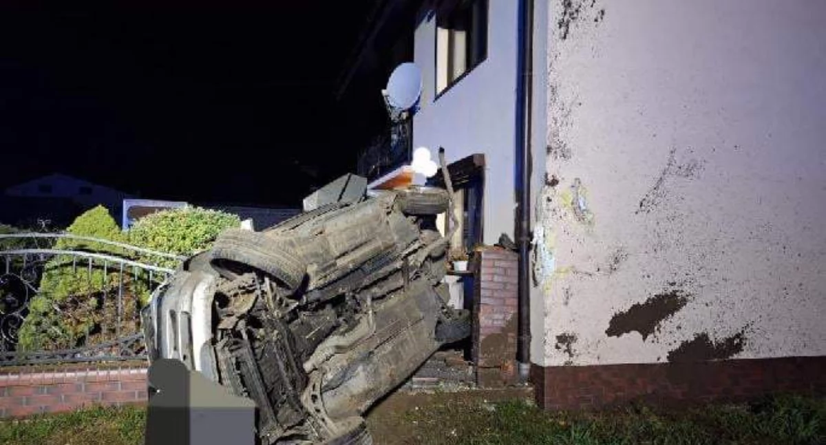 Kolejna śmierć na drodze. 31-latek wbił się autem w budynek. Nie przeżył 