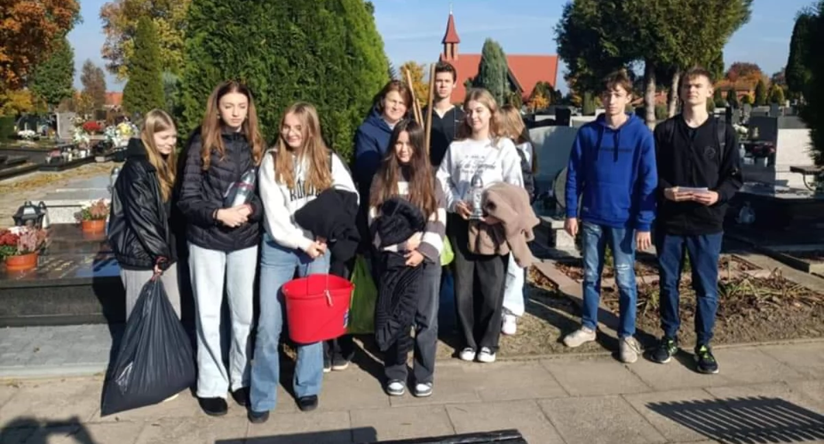 Uczniowie II LO w Wieluniu oddali hołd byłym nauczycielom i pracownikom szkoły – Pamięć i tradycja trwają