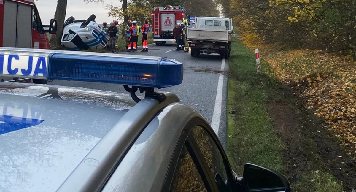 Dachowanie w Pajęcznie - kierowca stracił panowanie nad autem w trakcie wyprzedzania!