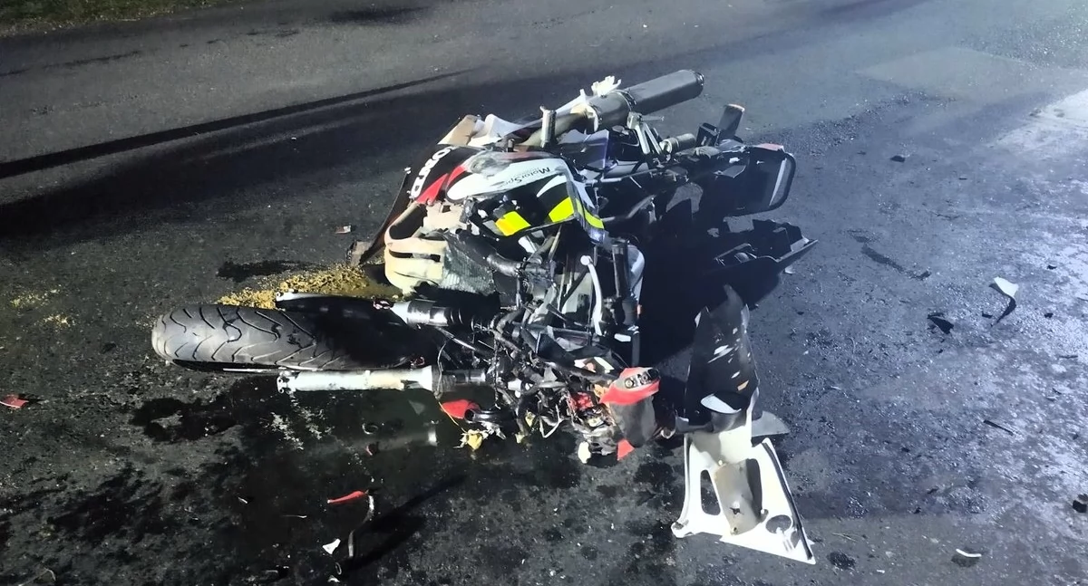 Zderzenie osobówki z motocyklem. Kobieta trafiła do szpitala
