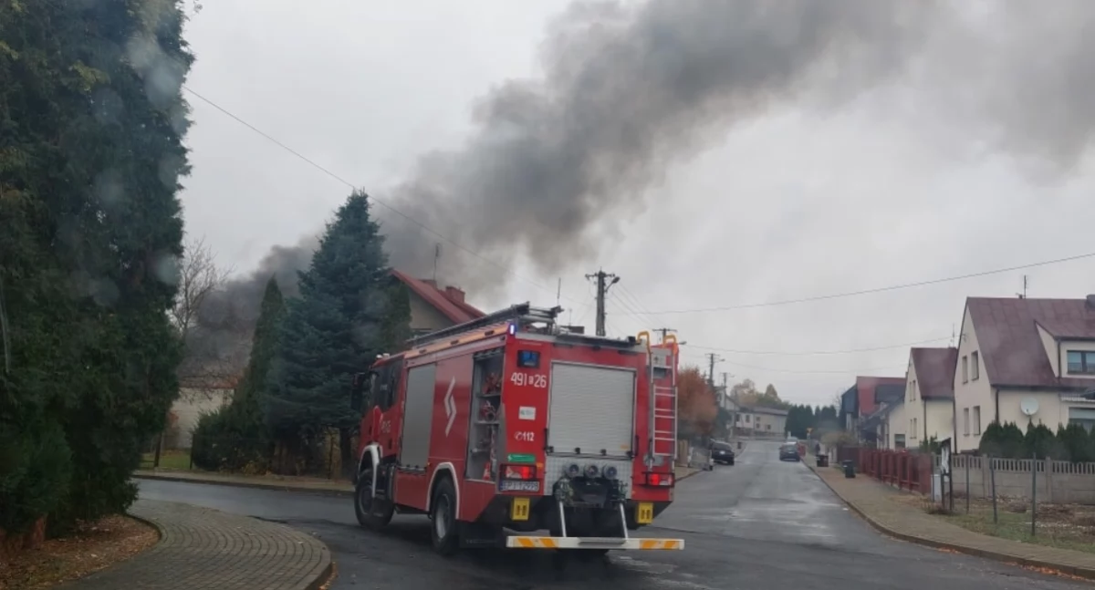 Pożar dwóch budynków w Działoszynie. Ucierpiał 68-letni właściciel. Z poparzeniami trafił do szpitala 