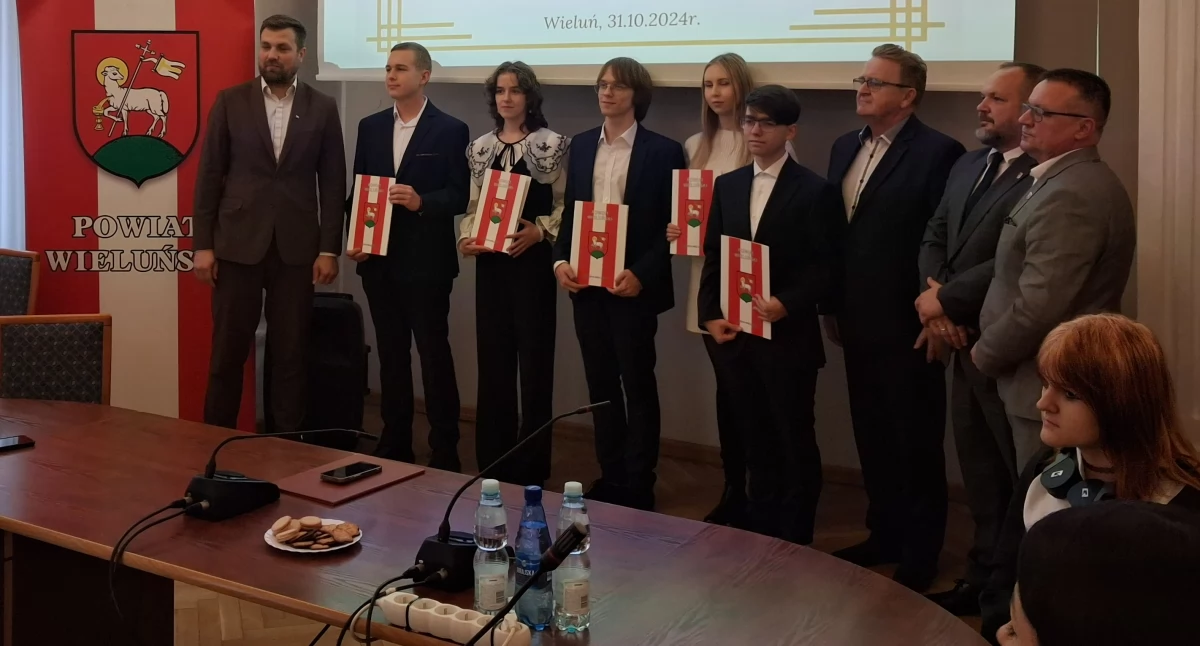 Stypendia Powiatu Wieluńskiego 2024: Uzdolniona młodzież uhonorowana przez starostę
