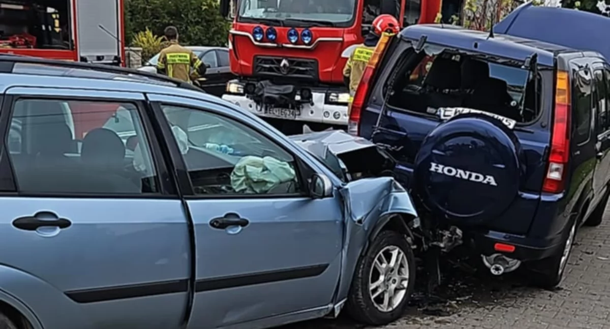 Kolizja w Białej Rządowej: 27-latka wjechała w zaparkowaną Hondę