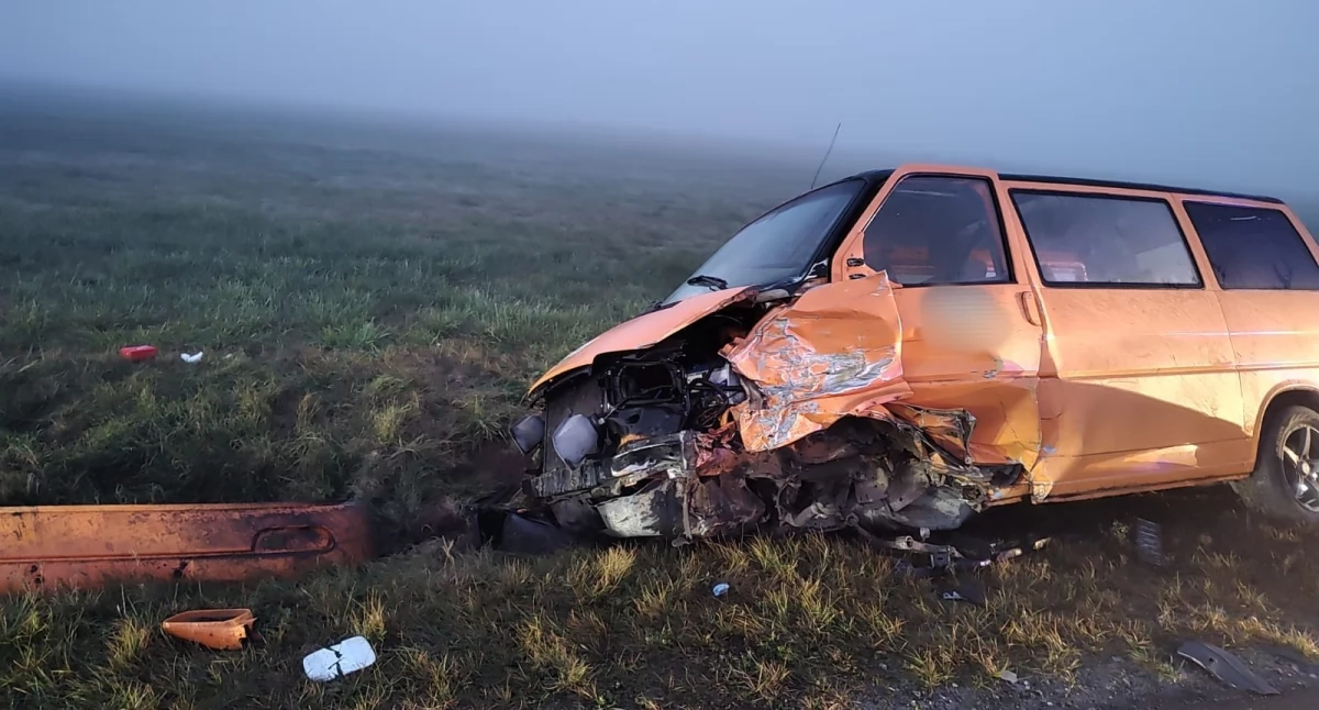 Niebezpieczne zdarzenie na drodze. Kierowca bmw uderzył w busa 