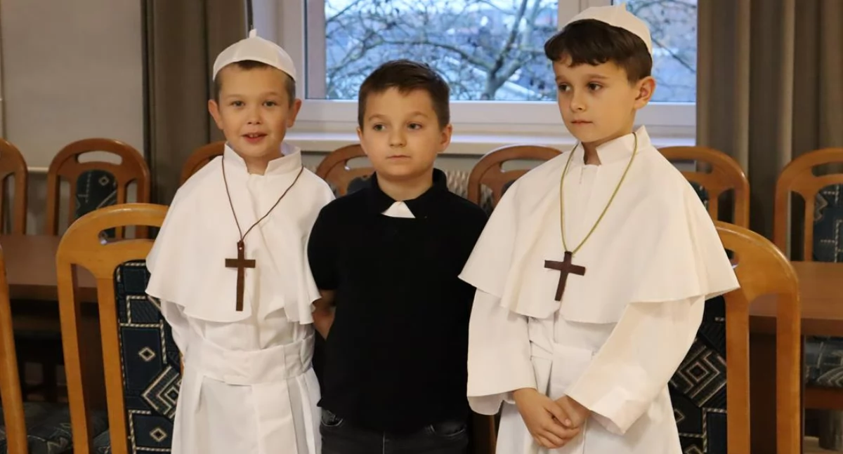 Bal Wszystkich Świętych w Czarnożyłach: dzieci bawiły się z ks. wikarym