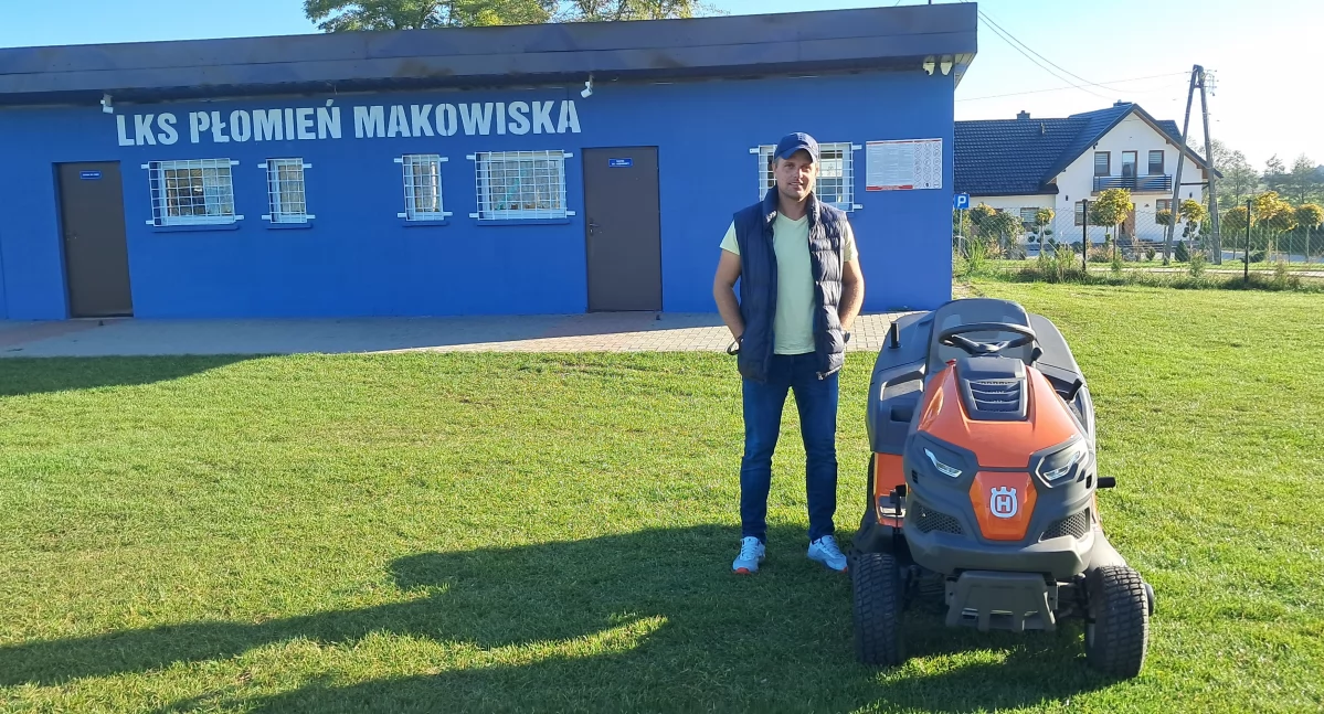 Nowy traktorek dla LKS-u Płomień Makowiska. Wsparcie Urzędu Miejskiego w Pajęcznie dla klubu
